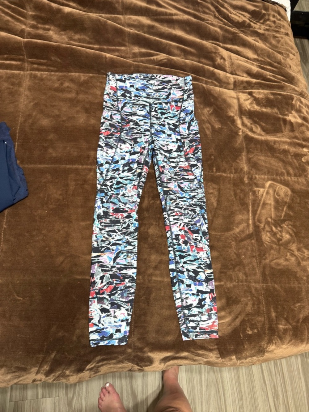 Woman’s size 6 Lululemon Multicolor Abstract Print Leggings